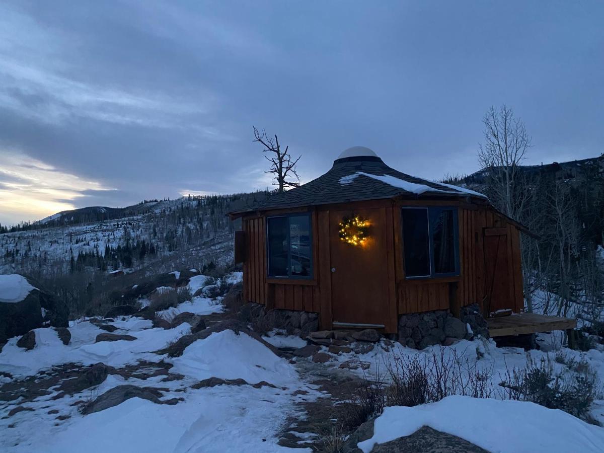 Red-Tail Roundhouse At 22 West Cabins And Recreation Hebron Exterior photo