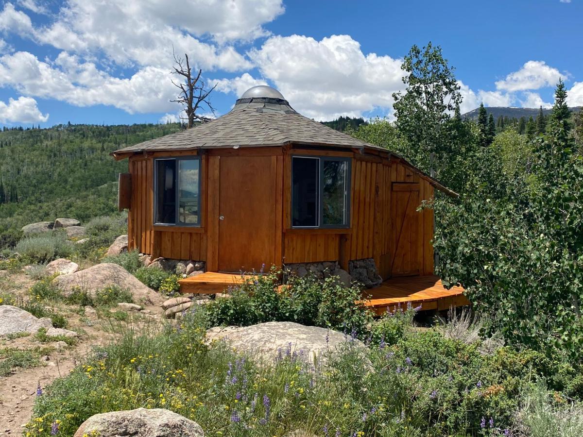 Red-Tail Roundhouse At 22 West Cabins And Recreation Hebron Exterior photo