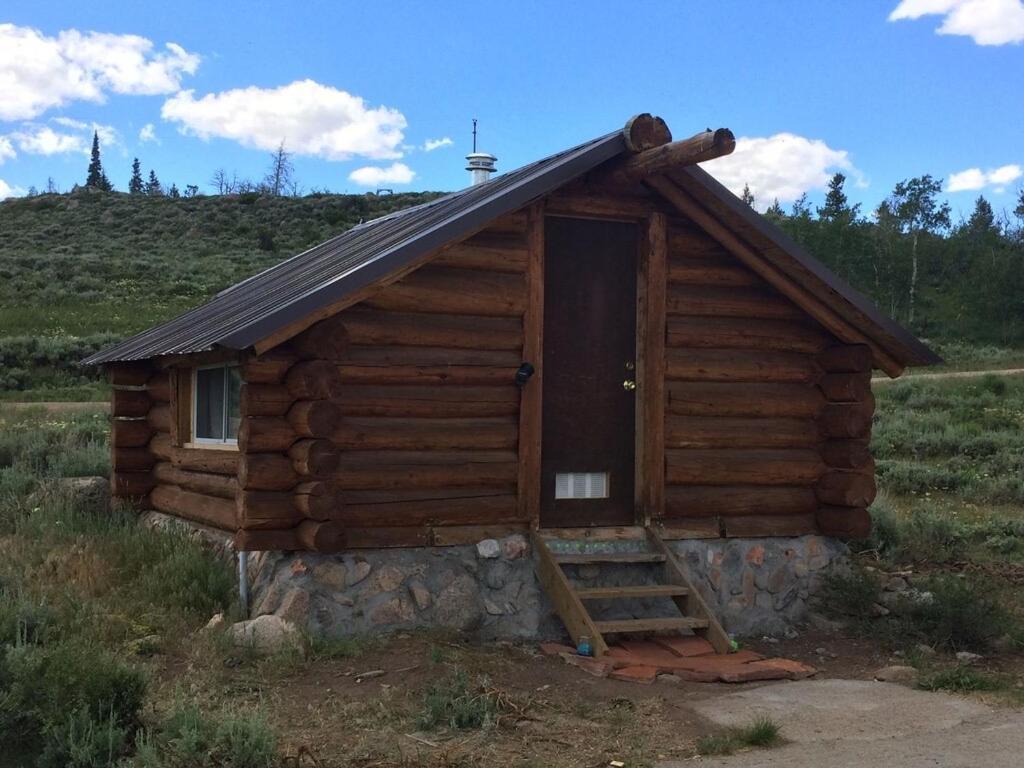 Red-Tail Roundhouse At 22 West Cabins And Recreation Hebron Exterior photo