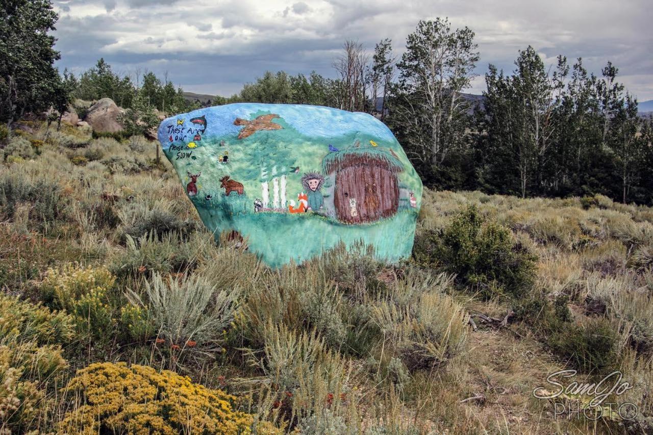 Red-Tail Roundhouse At 22 West Cabins And Recreation Hebron Exterior photo