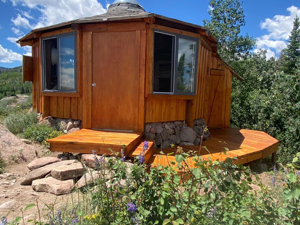 Red-Tail Roundhouse At 22 West Cabins And Recreation Hebron Exterior photo