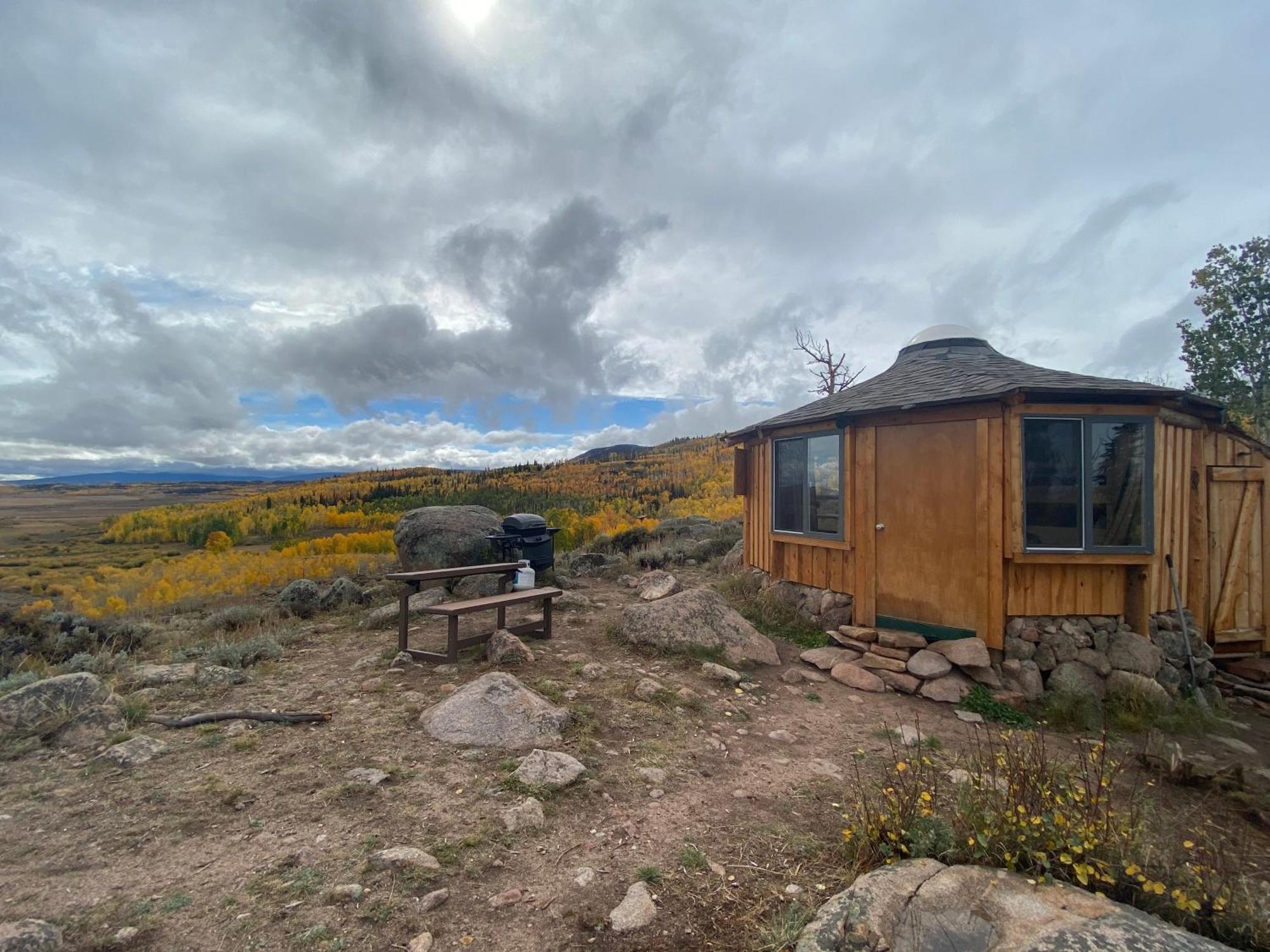 Red-Tail Roundhouse At 22 West Cabins And Recreation Hebron Exterior photo